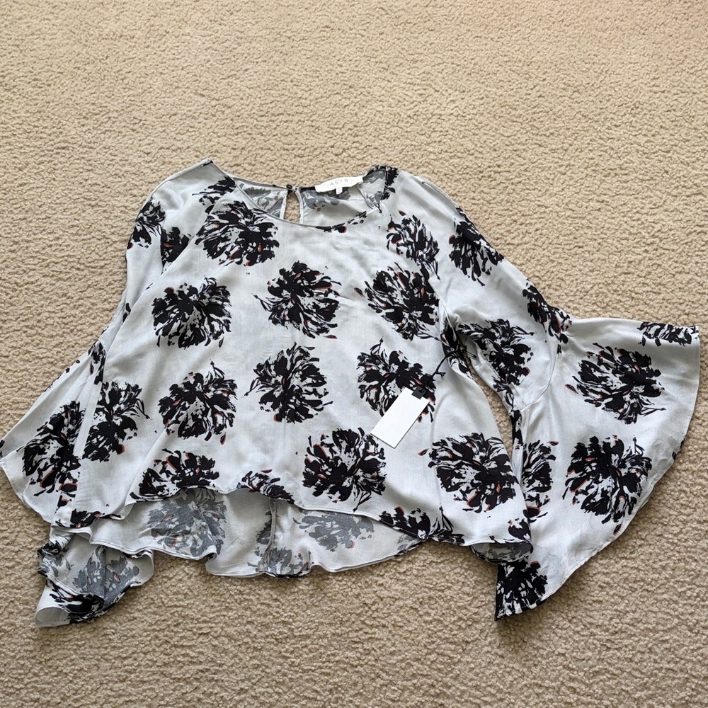 Brand new with tags ASTR  Black and White Floral Bell Sleeve Blouse